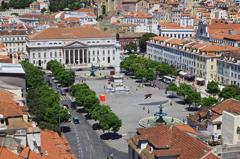 无人,家,横图,俯视,航拍,室外,白天,度假,美景,植物,城市风光,城市,道路,建筑,路,公路,汽车,雕塑,葡萄牙,欧洲,阴影,艺术,装饰,光线,雕刻,雕像,瓦片,影子,房屋,墙,屋顶,屋子,景观,公寓,交通,首都,顶棚,瓦,娱乐,洋房,楼房,里斯本,墙壁,墙面,住宅,车,树,树木,绿色,阳光,自然,工艺品,交通工具,轿车,享受,休闲,景色,放松,建造,生长,成长,纪念,美术,鸟瞰,南欧,载具,主题,陈列,屋瓦,功能,美学,葡萄牙共和国,马路,彩图,高角度拍摄,房子,罗西欧广场,罗西乌广场,佩德罗四世广场