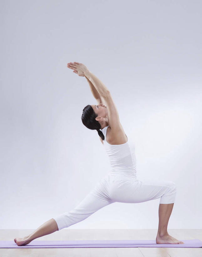 西方人,一个人,站,举,竖图,室内,白天,白色背景,侧面,锻炼,瑜伽,运动,地板,欧洲,欧洲人,仅一个女性,仅一个人,服装,背心,毯子,地面,祝福,光脚,木地板,虔诚,衣服,紫色,白色,瑜伽垫,垫子,祈祷,双手合十,托,站着,仅一个中年女性,赤脚,养生,摄影,服饰,影棚,张开双腿,衣着,穿着,感谢,合掌,瑜伽毯,合十礼,合掌礼,合十,莲华合掌,感恩,衣饰,展开双腿,体育,女人,女性,中年女性,白种人,举起,举手,举着,抬头,向上举,向上伸,向上托,仰头,站立,彩图,全身,影棚拍摄,健身,拍摄,勇士式,勇士一式,伸展双腿