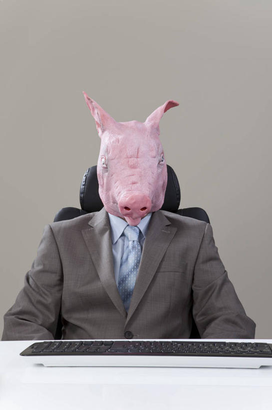 西方人,一个人,商务人士,商务男性,办公室,坐,竖图,室内,白天,正面,衬衫,键盘,家具,桌子,欧洲,欧洲人,仅一个男性,仅一个人,仅一个中年男性,阴影,灰色背景,套装,装饰,反射,影子,办公桌,输入设备,通讯设备,粉色,遮,遮掩,摄影,影棚,幽默,华丽,修饰,点缀,掩盖,遮挡,通信设备,商务装,猪头,工薪阶层,遮盖,办公家具,衬托,美观,雅致,雅观,掩饰,男人,男性,中年男性,白种人,白领,上班族,坐着,半身,彩图,影棚拍摄,衬衣,拍摄