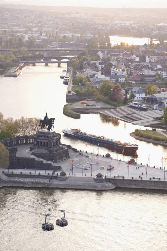 无人,家,竖图,俯视,航拍,室外,白天,度假,草地,草坪,河流,美景,山,山脉,水,植物,雾,城市风光,城市,轮船,船,德国,欧洲,许多,阴影,波纹,朦胧,模糊,光线,影子,房屋,屋子,河水,景观,山峰,水流,涟漪,山峦,娱乐,楼房,住宅,草,绿色,水纹,阳光,交通工具,波浪,群山,享受,休闲,景色,放松,迷雾,西欧,鸟瞰,载具,德意志联邦共和国,水晕,莱茵河,莱茵兰.普法尔茨州,高本斯,科布伦茨,大雾,彩图,高角度拍摄,房子,埃伦布赖特施泰因堡