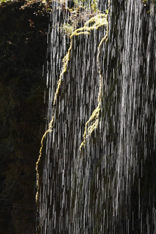 无人,竖图,室外,白天,正面,旅游,度假,石头,美景,瀑布,水,德国,欧洲,阴影,飞溅,溅,光线,石子,液体,影子,景观,水滴,娱乐,水珠,阳光,自然,享受,休闲,景色,放松,淡水湖,西欧,喷洒,自然风光,德意志联邦共和国,巴伐利亚,巴伐利亚州,拜恩州,拜恩自由州,阿默尔湖,阿默湖,跌水,石块,岩石,彩图,上巴伐利亚行政区