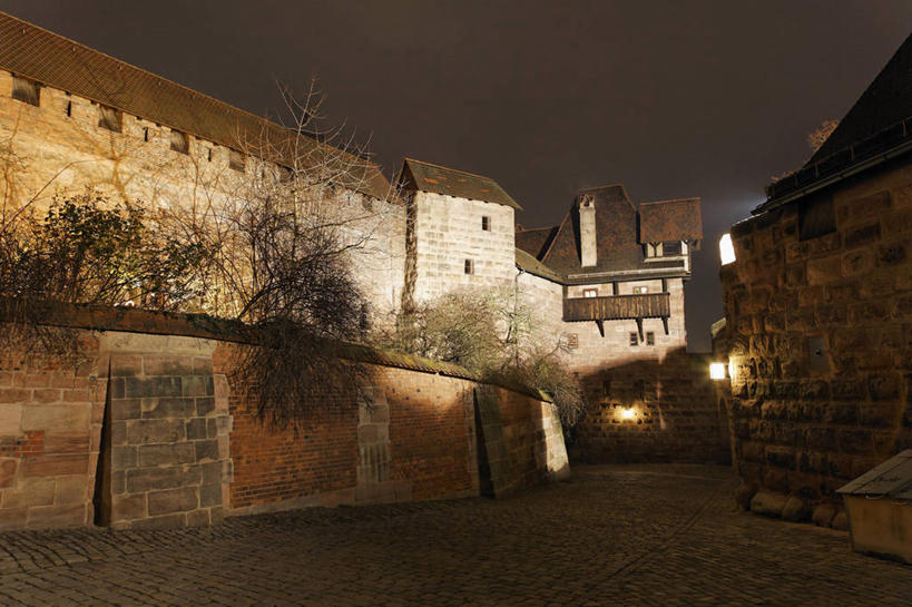 无人,横图,室外,夜晚,正面,旅游,度假,植物,标志建筑,道路,地标,建筑,路,德国,欧洲,阴影,光线,影子,堡垒,城堡,墙,屋顶,小路,灯光,交通,顶棚,娱乐,建设,墙壁,墙面,树,树木,绿色,自然,享受,休闲,旅游胜地,放松,生长,成长,西欧,要塞,德意志联邦共和国,巴伐利亚,巴伐利亚州,拜恩州,拜恩自由州,纽伦堡,设防,彩图