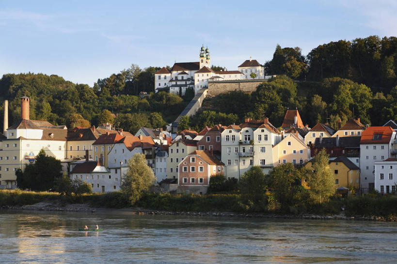 无人,家,教堂,横图,室外,白天,正面,旅游,度假,河流,山,山脉,树林,水,植物,标志建筑,地标,建筑,德国,欧洲,阴影,波纹,节日,光线,影子,房屋,屋子,河水,山峰,水流,公寓,涟漪,山峦,文化,娱乐,建设,洋房,楼房,住宅,树,树木,蓝色,绿色,蓝天,水纹,天空,阳光,自然,波浪,群山,天,祈祷,享受,休闲,健康,旅游胜地,放松,许愿,宗教,信仰,生长,晴朗,成长,纪念,祈求,西欧,信念,万里无云,德意志联邦共和国,水晕,巴伐利亚,巴伐利亚州,拜恩州,拜恩自由州,帕绍,平安,晴空,晴空万里,彩图,房子,大教堂,礼拜堂,下巴伐利亚行政区