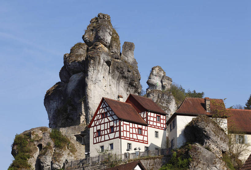 无人,家,横图,室外,白天,仰视,度假,石头,美景,山,山脉,城市风光,城市,德国,欧洲,阴影,光线,石子,影子,房屋,屋顶,屋子,景观,山峰,山峦,顶棚,娱乐,楼房,住宅,蓝色,蓝天,天空,阳光,群山,天,享受,休闲,景色,放松,晴朗,西欧,万里无云,德意志联邦共和国,巴伐利亚,巴伐利亚州,拜恩州,拜恩自由州,石块,岩石,晴空,晴空万里,彩图,低角度拍摄,房子,上弗兰肯行政区