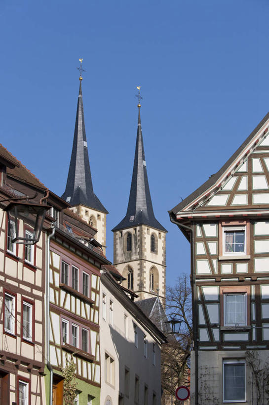 无人,家,教堂,竖图,室外,白天,仰视,旅游,度假,植物,窗户,标志建筑,地标,建筑,德国,欧洲,阴影,节日,光线,盆栽,影子,房屋,屋子,公寓,盆景,文化,娱乐,建设,洋房,楼房,玻璃窗,住宅,蓝色,绿色,蓝天,天空,阳光,自然,天,祈祷,享受,休闲,健康,旅游胜地,放松,许愿,宗教,信仰,生长,晴朗,成长,纪念,祈求,西欧,信念,万里无云,德意志联邦共和国,巴登.符腾堡,巴登.符腾堡州,巴符州,平安,晴空,晴空万里,彩图,低角度拍摄,房子,大教堂,礼拜堂,巴德温普芬