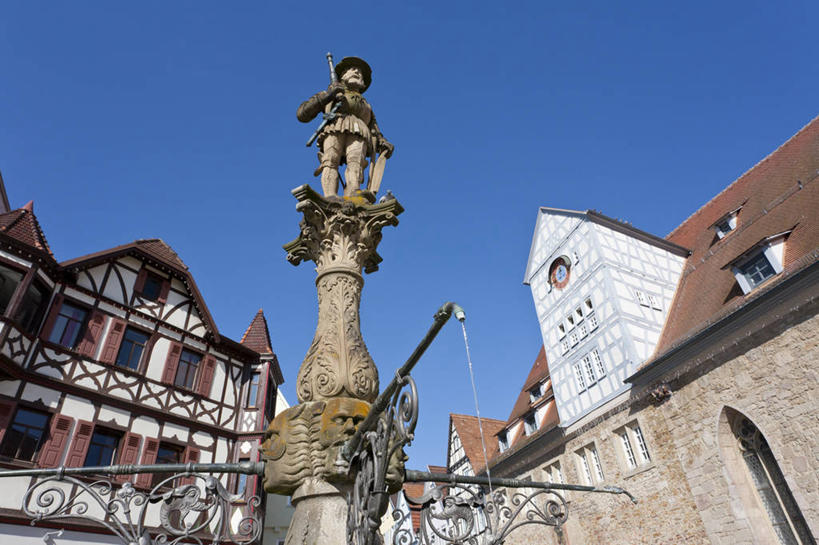 无人,家,栏杆,横图,室外,白天,仰视,度假,美景,城市风光,城市,喷泉,雕塑,德国,欧洲,阴影,艺术,装饰,光线,雕刻,雕像,瓦片,影子,房屋,屋顶,屋子,景观,公寓,围栏,顶棚,瓦,文化,娱乐,洋房,护栏,楼房,住宅,蓝色,蓝天,天空,阳光,工艺品,天,品味,享受,休闲,景色,放松,建造,晴朗,纪念,美术,西欧,主题,水景,陈列,屋瓦,万里无云,德意志联邦共和国,功能,美学,美观,巴登.符腾堡,巴登.符腾堡州,巴符州,设计,晴空,晴空万里,彩图,低角度拍摄,房子,罗伊特林根县,蒂宾根行政区