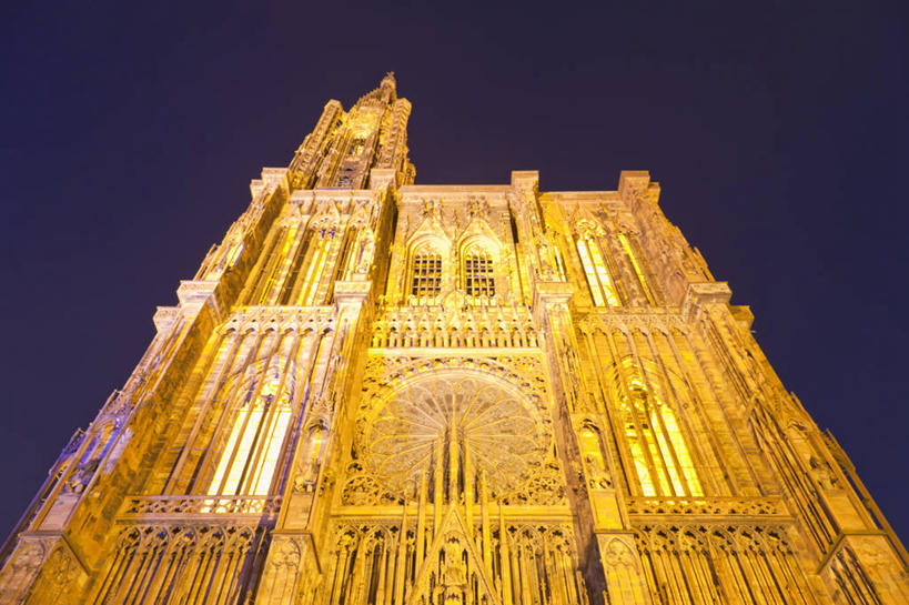 无人,教堂,横图,室外,夜晚,仰视,旅游,度假,标志建筑,地标,建筑,法国,欧洲,阴影,节日,光线,影子,灯光,文化,娱乐,建设,祈祷,享受,休闲,健康,旅游胜地,放松,许愿,宗教,信仰,纪念,祈求,阿尔萨斯,信念,哥特式建筑,法兰西共和国,首府,法兰西第五共和国,斯特拉斯堡,阿尔萨斯大区,平安,彩图,低角度拍摄,大教堂,礼拜堂,斯特拉斯堡座堂
