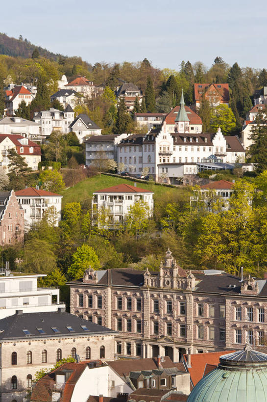 无人,家,竖图,室外,白天,正面,旅游,度假,美景,山,山脉,树林,植物,城市风光,城市,建筑,德国,欧洲,阴影,光线,影子,房屋,屋子,景观,山峰,公寓,建筑群,山峦,娱乐,建设,洋房,楼房,住宅,树,树木,蓝色,绿色,蓝天,天空,阳光,自然,群山,天,享受,休闲,景色,放松,生长,晴朗,成长,西欧,万里无云,德意志联邦共和国,巴登.符腾堡,巴登.符腾堡州,巴符州,巴登巴登,黑森林,晴空,晴空万里,彩图,房子,卡尔斯鲁厄行政区