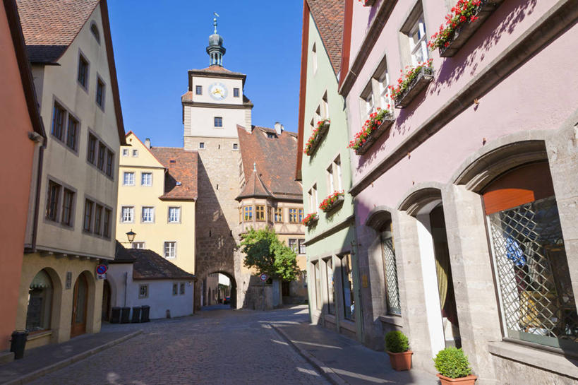 无人,家,横图,室外,白天,仰视,度假,美景,植物,窗户,城市风光,城市,道路,路,公路,德国,欧洲,阴影,光线,盆栽,影子,房屋,屋子,景观,公寓,盆景,交通,娱乐,洋房,楼房,玻璃窗,住宅,蓝色,绿色,蓝天,天空,阳光,自然,天,享受,休闲,景色,放松,生长,晴朗,成长,西欧,万里无云,德意志联邦共和国,巴伐利亚,巴伐利亚州,拜恩州,拜恩自由州,罗滕堡,晴空,晴空万里,马路,彩图,低角度拍摄,房子,中弗兰肯行政区