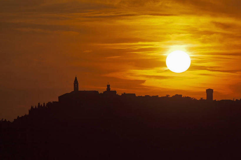 无人,家,横图,室外,白天,正面,旅游,度假,美景,日落,山,山脉,太阳,意大利,欧洲,阴影,光线,影子,房屋,屋子,景观,山峰,晚霞,霞光,落日,山峦,背光,娱乐,楼房,住宅,阳光,自然,黄昏,群山,享受,休闲,景色,彩霞,放松,托斯卡纳,锡耶纳,南欧,自然风光,逆光,皮恩扎,意大利共和国,托斯卡纳大区,夕照,薄暮,夕阳,彩图,傍晚,房子,斜阳