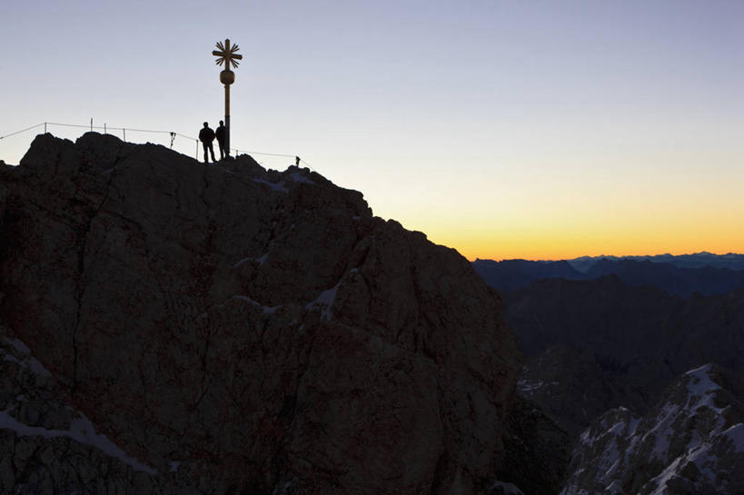 西方人,一个人,站,攀登,横图,室外,白天,正面,锻炼,旅游,度假,探险,运动,攀岩,石头,美景,日落,山,山脉,雪,大雪,德国,欧洲,阿尔卑斯山,欧洲人,仅一个男性,仅一个人,服装,十字架,石子,积雪,景观,山峰,晚霞,霞光,雪景,冬季,冬天,落日,山峦,背光,注视,休闲装,娱乐,极限运动,仅一个年轻男性,衣服,自然,黄昏,群山,观察,看,站着,享受,休闲,休闲服,爬,景色,彩霞,放松,寒冷,搭,服饰,观看,察看,西欧,搭着,关注,自然风光,室外运动,户外运动,逆光,阿尔卑斯山脉,德意志联邦共和国,严寒,巴伐利亚,巴伐利亚州,拜恩州,拜恩自由州,夕照,薄暮,楚格峰,冒险,体育,男人,男性,年轻男性,白种人,石块,岩石,夕阳,登山,攀爬,站立,彩图,全身,健身,傍晚,斜阳