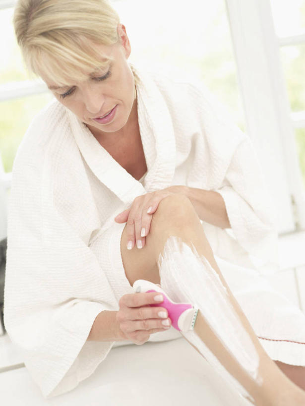 西方人,一个人,坐,竖图,室内,白天,正面,浴袍,欧洲,欧洲人,仅一个女性,仅一个人,握,朦胧,模糊,剃须刀,拿,拿着,注视,低头,观察,看,清洁,仅一个中年女性,护理,握着,观看,刮胡刀,剃须膏,察看,家电,家用电器,关注,剃须,电动剃须刀,剃须泡沫,剃须啫喱,仪容,刮胡泡,刮胡啫喱,剃须沫,剃须泡,仪表,女人,女性,中年女性,白种人,坐着,半身,彩图,汤帷子,浴衣,小家电