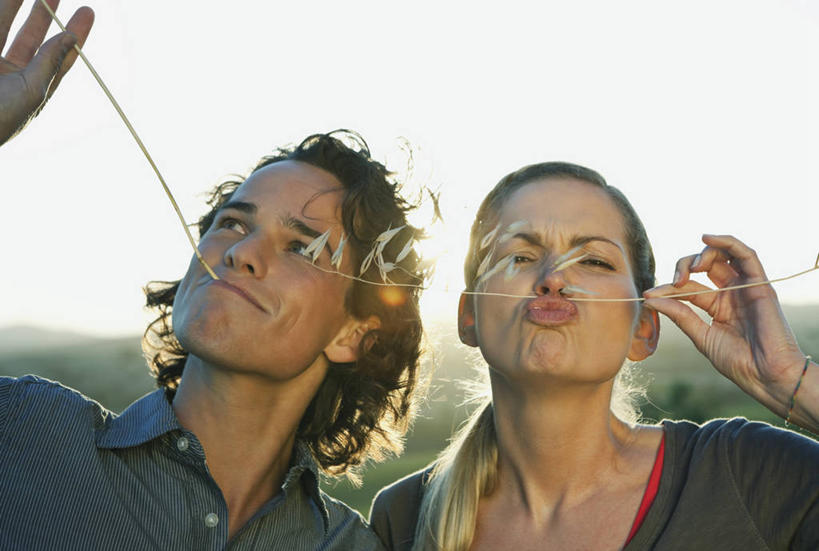 西方人,嘴,两个人,站,闭眼,横图,室外,白天,正面,爱情,草地,草坪,太阳,植物,欧洲,欧洲人,握,阴影,服装,朦胧,模糊,光线,影子,浪漫,拿,拿着,注视,休闲装,狗尾巴草,草,衣服,蓝色,绿色,蓝天,天空,阳光,天,嘟嘴,观察,看,站着,休闲,温暖,温馨,休闲服,撅嘴,狗尾草,恩爱,握着,恋人,服饰,晴朗,观看,和睦,察看,关注,万里无云,绿狗尾草,谷莠子,男人,男性,年轻男性,年轻女性,女人,女性,白种人,嘴巴,嘴唇,情侣,晴空,晴空万里,闭眼睛,闭着眼,闭着眼睛,站立,半身,彩图,镜头光晕,透镜闪耀,眩光,毛毛草,宿田翁,伴侣,融洽