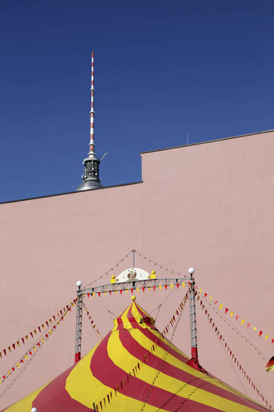 无人,马戏团,竖图,室外,白天,仰视,度假,美景,城市风光,城市,德国,欧洲,帐篷,墙,景观,首都,娱乐,柏林,墙壁,墙面,蓝色,蓝天,天空,天,享受,休闲,景色,放松,晴朗,西欧,露营,电视塔,野营,万里无云,德意志联邦共和国,宿营,柏林州,柏林电视塔,亚历山大广场,晴空,晴空万里,彩图,低角度拍摄,米特区