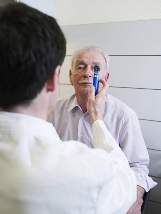 西方人,背部,两个人,医生,病人,医院,坐,举,竖图,室内,白天,正面,仪器,欧洲,欧洲人,握,服装,检查,反射,分析,科学,放大镜,墙,拿,拿着,注视,休闲装,墙壁,墙面,衣服,白色,观察,看,托,医护人员,医疗人员,休闲,休闲服,清晰,探索,握着,服饰,放大,观看,仔细,透镜,察看,凸透镜,聚焦,衣着,白大褂,穿着,关注,病患,实验服,医疗机构,SL手术放大镜,光学,清楚,衣饰,手术放大镜,老年男性,男人,男性,中年男性,白种人,大夫,患者,就医者,举起,举手,举着,向上举,向上伸,向上托,坐着,半身,彩图,病院,诊所,实验衣