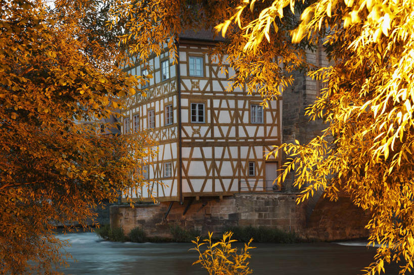 无人,家,横图,室外,白天,正面,度假,河流,美景,水,植物,城市风光,城市,叶子,德国,欧洲,房屋,屋子,河水,景观,水流,枫叶,枯叶,落叶,枝条,娱乐,楼房,住宅,树,树木,树枝,黄色,红色,享受,休闲,景色,放松,枫树叶,西欧,德意志联邦共和国,巴伐利亚,巴伐利亚州,拜恩州,拜恩自由州,虬枝,枝杈,班贝格,叶,叶片,彩图,房子