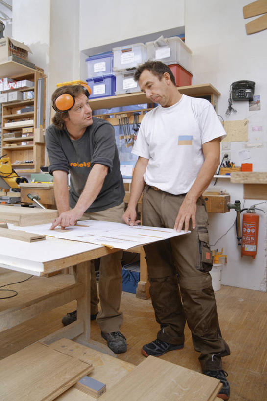 西方人,两个人,同事,木匠,工厂,站,竖图,室内,白天,正面,安全,成功,合作,团队,集体,信心,车间,柜子,桌面,桌子,灭火器,玻璃,欧洲,欧洲人,指,服装,木制,工具,木材,木盒,图纸,防护,设计图,扭头,注视,指点,休闲装,队伍,货架,玻璃制品,木柴,衣服,木制品,容器,低头,观察,看,站着,转头,休闲,休闲服,展示,服饰,木料,耳罩,观看,储藏,保护,消防,察看,领导,指向,成就,储存,关注,保险,合伙,领袖,工程图,草图,隔音,耳套,蓝图,灭火,展现,保全,周全,安稳,安定,陈列柜,耳护,消防灭火器,消防器材,对象,储备,蕴藏,贮备,平安,男人,男性,中年男性,白种人,木工,设计,站立,彩图,全身,制造厂,东西,贮存