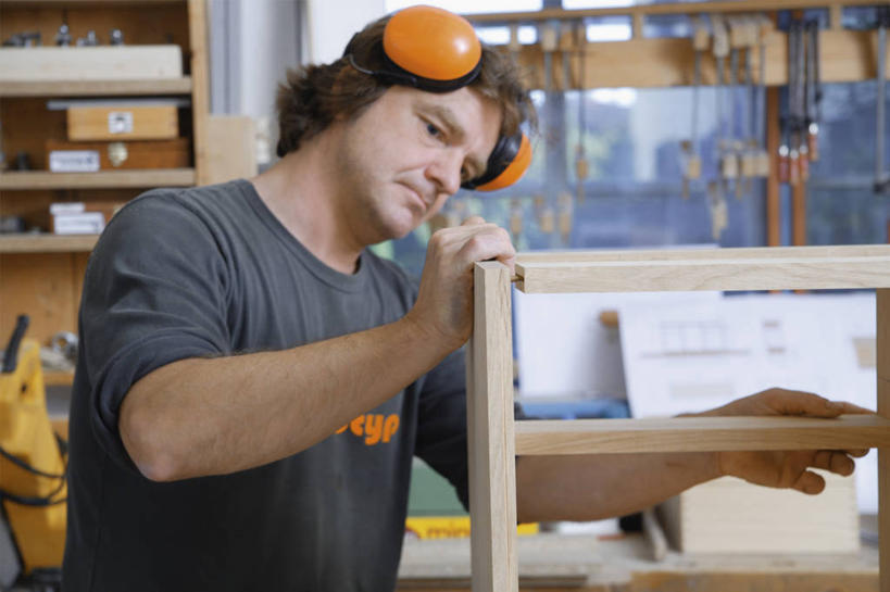 西方人,一个人,木匠,工厂,站,横图,室内,白天,正面,安全,车间,建材,柜子,建筑,香烟,欧洲,欧洲人,仅一个男性,仅一个人,仅一个中年男性,服装,材料,工具,木板,木材,防护,储物柜,拿,拿着,扭头,注视,休闲装,木柴,衣服,扶,观察,看,站着,转头,休闲,休闲服,烟,建造,服饰,木料,耳罩,观看,修理,保护,察看,扶着,储存,关注,保险,隔音,耳套,保全,周全,安稳,安定,耳护,补缀,对象,储备,蕴藏,贮备,平安,男人,男性,中年男性,白种人,木工,卷烟,烟草,纸烟,站立,半身,彩图,制造厂,东西,贮存