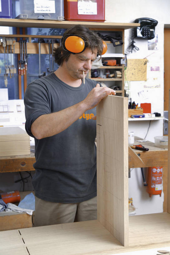 西方人,一个人,木匠,工厂,站,竖图,室内,白天,正面,安全,车间,建材,柜子,建筑,玻璃,欧洲,欧洲人,仅一个男性,仅一个人,仅一个中年男性,服装,材料,工具,木板,木材,防护,拿,拿着,注视,休闲装,货架,玻璃制品,木柴,衣服,低头,观察,看,站着,休闲,休闲服,展示,建造,服饰,木料,耳罩,观看,修理,保护,察看,储存,关注,保险,隔音,耳套,展现,保全,周全,安稳,安定,陈列柜,耳护,对象,储备,蕴藏,贮备,平安,男人,男性,中年男性,白种人,木工,站立,半身,彩图,制造厂,东西,贮存