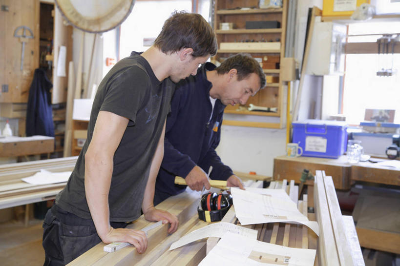 西方人,两个人,同事,木匠,工厂,站,横图,室内,白天,侧面,成功,合作,团队,集体,信心,车间,机器,建材,窗户,建筑,欧洲,欧洲人,许多,握,服装,材料,工具,木板,木材,塑料,很多,凌乱,拿,拿着,扭头,注视,休闲装,队伍,玻璃窗,盒子,木柴,衣服,容器,塑料制品,低头,观察,看,站着,转头,休闲,休闲服,机械,握着,建造,服饰,木料,观看,储藏,修理,杂乱,察看,混乱,领导,成就,储存,关注,合伙,领袖,补缀,紊乱,对象,杂沓,男人,男性,年轻男性,中年男性,白种人,木工,站立,半身,彩图,制造厂,东西,贮存