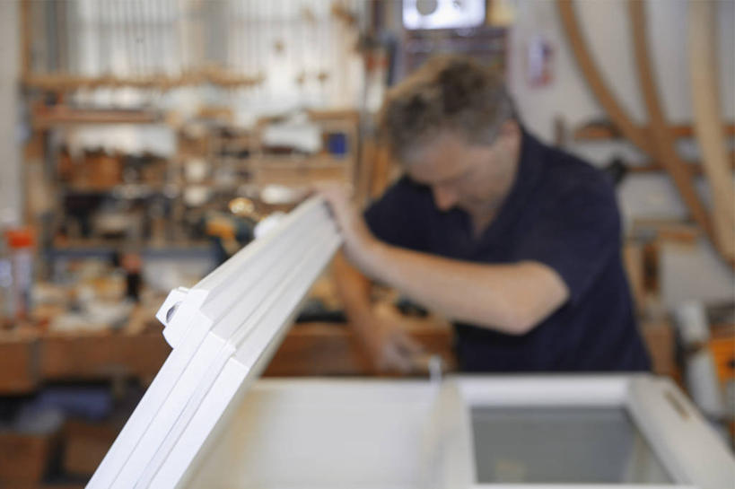 西方人,一个人,木匠,工厂,站,举,横图,室内,白天,正面,工作服,制服,车间,窗户,欧洲,欧洲人,仅一个男性,仅一个人,仅一个中年男性,许多,弯腰,握,朦胧,模糊,工具,很多,凌乱,拿,拿着,注视,玻璃窗,低头,观察,看,托,站着,握着,观看,察看,混乱,关注,弯身,工作制服,纷乱,缭乱,庞杂,对象,男人,男性,中年男性,白种人,木工,举起,举手,举着,向上举,向上伸,向上托,站立,半身,彩图,工作套服,制造厂,东西