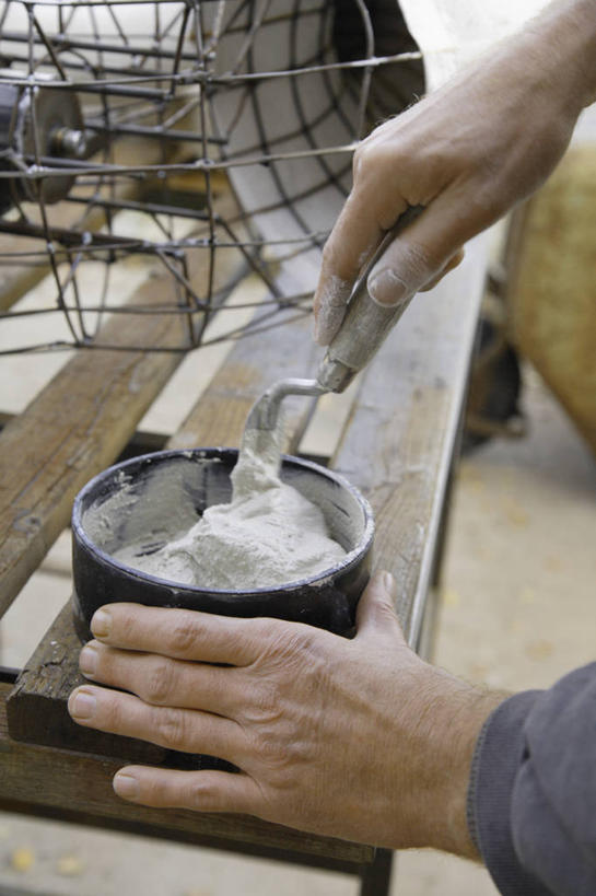 西方人,手,一个人,雕刻家,竖图,俯视,室外,特写,白天,建材,装修,建筑,椅子,金属制品,欧洲,欧洲人,双手,仅一个男性,仅一个人,仅一个中年男性,握,金属,材料,工具,木材,木椅,混凝土,铁丝网,拿,拿着,装潢,水泥,木柴,施工,容器,扶,手部,握着,建造,木料,储藏,扶着,储存,刮刀,油灰刀,腻子刀,男人,男性,中年男性,白种人,雕塑家,半身,彩图,高角度拍摄,贮存