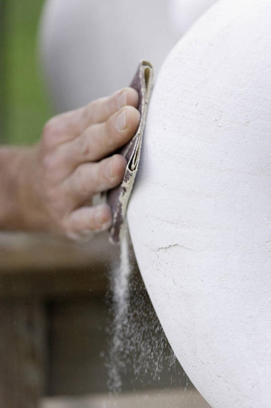 西方人,手,一个人,雕刻家,摸,竖图,室外,特写,白天,侧面,雕塑,欧洲,欧洲人,仅一个男性,仅一个人,仅一个中年男性,抚摸,握,艺术,装饰,雕刻,雕像,拿,拿着,工艺品,手部,握着,纪念,单手,美术,打磨,石膏像,主题,陈列,功能,美学,砂纸,男人,男性,中年男性,白种人,雕塑家,触摸,接触,半身,彩图,砂皮