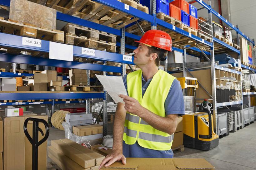 西方人,一个人,站,横图,室内,白天,正面,工作服,制服,帽子,欧洲,欧洲人,仅一个男性,仅一个人,仅一个中年男性,许多,包装,材料,档案,头盔,文件,纸,纸箱,拿,拿着,扭头,注视,货架,架子,车,排列,工人,安全帽,容器,手稿,手推车,箱子,资料,扶,观察,看,站着,转头,观看,证明,察看,便利,扶着,存放,关注,载具,文档,纸板箱,陈列架,货仓,包装箱,快捷,方便,摆列,工作制服,寄存,寄放,暂存,男人,男性,中年男性,白种人,员工,站立,半身,彩图,工作套服,安全服,反光背心,反光服,反光衣,匠人,劳动者,体力工,布列,分列,堆栈