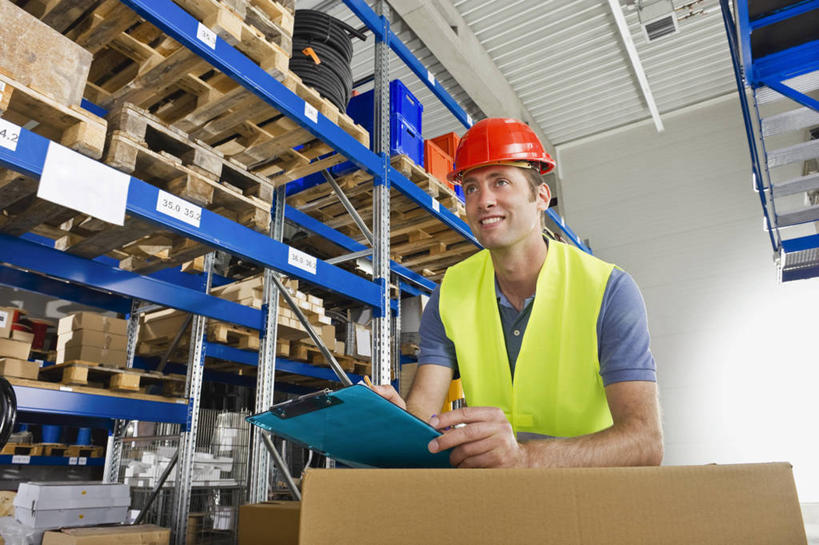 西方人,一个人,站,笑,微笑,露齿笑,横图,室内,白天,仰视,帽子,欧洲,欧洲人,仅一个男性,仅一个人,仅一个中年男性,撑,包装,头盔,纸箱,拿,拿着,注视,货架,架子,工人,安全帽,容器,箱子,观察,看,站着,观看,察看,撑着,关注,纸板箱,记录板,陈列架,货仓,记事板,包装箱,男人,男性,中年男性,白种人,员工,站立,半身,彩图,低角度拍摄,匠人,劳动者,体力工,堆栈