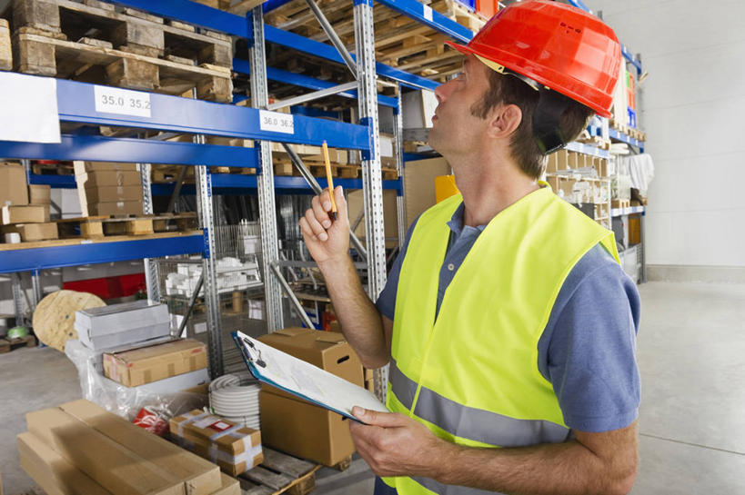 西方人,一个人,站,横图,室内,白天,正面,工作服,制服,帽子,欧洲,欧洲人,仅一个男性,仅一个人,仅一个中年男性,握,指,包装,笔,头盔,纸箱,办公用品,拿,拿着,扭头,注视,指点,货架,水笔,架子,文具,工人,安全帽,容器,学习用品,箱子,观察,看,站着,转头,握着,观看,文具用品,察看,指向,关注,纸板箱,记录板,陈列架,货仓,记事板,包装箱,工作制服,男人,男性,中年男性,白种人,员工,抬头,仰头,站立,半身,彩图,工作套服,安全服,反光背心,反光服,反光衣,匠人,劳动者,体力工,堆栈