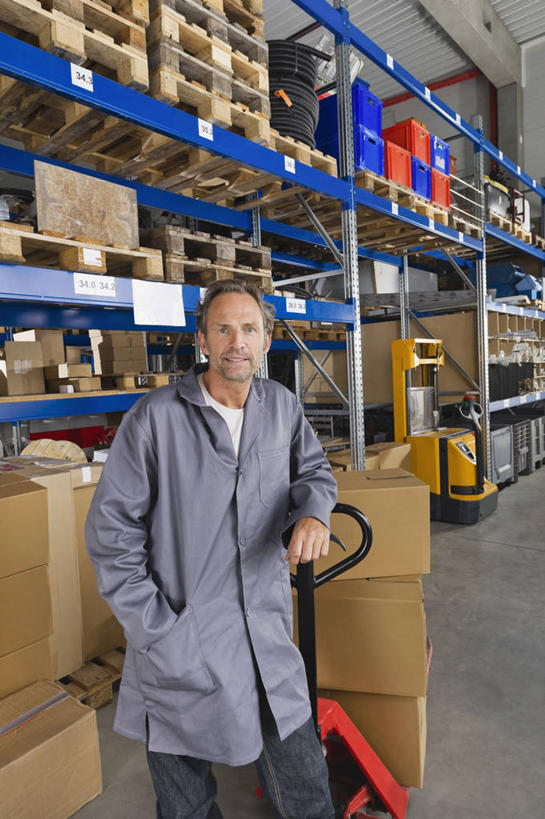 西方人,一个人,站,笑,微笑,露齿笑,竖图,室内,白天,正面,工作服,制服,欧洲,欧洲人,仅一个男性,仅一个人,仅一个中年男性,包装,器材,纸箱,注视,货架,架子,车,工人,容器,手推车,箱子,观察,看,靠,靠着,倚靠,站着,观看,察看,便利,倚着,存放,关注,载具,纸板箱,陈列架,货仓,包装箱,快捷,方便,工作制服,寄存,寄放,暂存,男人,男性,中年男性,白种人,员工,站立,半身,彩图,工作套服,东西,匠人,劳动者,体力工,堆栈