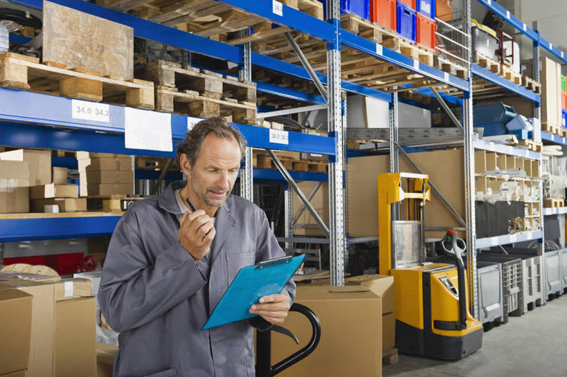 西方人,一个人,站,横图,室内,白天,正面,工作服,制服,欧洲,欧洲人,仅一个男性,仅一个人,仅一个中年男性,握,包装,笔,纸箱,办公用品,拿,拿着,注视,货架,水笔,架子,文具,工人,容器,学习用品,箱子,低头,观察,看,站着,握着,观看,文具用品,察看,关注,纸板箱,记录板,陈列架,货仓,记事板,包装箱,工作制服,男人,男性,中年男性,白种人,员工,站立,半身,彩图,工作套服,匠人,劳动者,体力工,堆栈