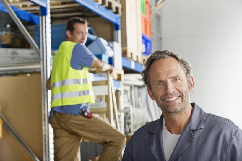 西方人,背部,两个人,同事,站,笑,攀登,微笑,露齿笑,横图,室内,白天,正面,工作服,制服,成功,合作,团队,集体,信心,欧洲,欧洲人,握,朦胧,模糊,包装,梯子,纸箱,阶梯,扭头,注视,队伍,货架,架子,工人,容器,箱子,扶,观察,看,站着,转头,爬,握着,观看,上升,察看,领导,扶着,成就,关注,纸板箱,陈列架,合伙,领袖,货仓,包装箱,人字梯,登高,工作制服,男人,男性,中年男性,白种人,员工,攀爬,站立,半身,彩图,工作套服,安全服,反光背心,反光服,反光衣,匠人,劳动者,体力工,堆栈