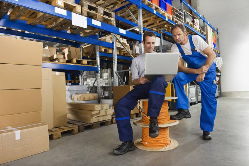 西方人,两个人,同事,站,坐,捧,横图,室内,白天,正面,工作服,制服,成功,合作,团队,集体,信心,电脑,笔记本电脑,欧洲,欧洲人,网络,包装,瓷砖,地砖,纸箱,墙,地面,扭头,注视,通讯设备,队伍,货架,架子,墙壁,墙面,工人,容器,箱子,低头,观察,看,靠,靠着,倚靠,站着,转头,观看,翘,察看,无线,领导,倚着,成就,关注,纸板箱,通信设备,无线网络,陈列架,合伙,领袖,货仓,无线上网,便携式电脑,包装箱,工作制服,手提电脑,男人,男性,中年男性,白种人,员工,端,端着,捧着,手捧,站立,坐着,彩图,全身,工作套服,匠人,劳动者,体力工,堆栈