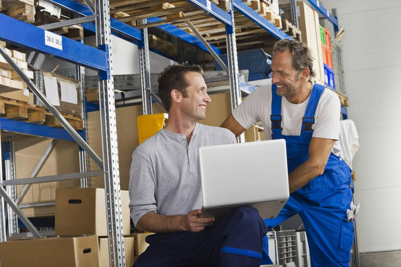 西方人,两个人,同事,站,坐,捧,笑,微笑,露齿笑,横图,室内,白天,正面,工作服,制服,成功,合作,团队,集体,信心,电脑,笔记本电脑,欧洲,欧洲人,弯腰,网络,包装,纸箱,墙,扭头,注视,通讯设备,队伍,货架,架子,墙壁,墙面,工人,容器,箱子,观察,看,站着,转头,观看,察看,无线,领导,成就,关注,纸板箱,通信设备,无线网络,陈列架,合伙,领袖,货仓,无线上网,便携式电脑,包装箱,弯身,工作制服,手提电脑,男人,男性,中年男性,白种人,员工,端,端着,捧着,手捧,站立,坐着,半身,彩图,工作套服,匠人,劳动者,体力工,堆栈