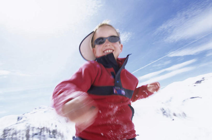 西方人,儿童,一个人,笑,微笑,露齿笑,横图,室外,白天,仰视,旅游,度假,纯洁,山,雪,雪山,大雪,欧洲,欧洲人,仅一个男性,仅一个人,戴,服装,朦胧,模糊,墨镜,眼镜,冰,积雪,山峰,雪景,云,云朵,冬季,冬天,山峦,云彩,娱乐,小孩,衣服,白云,蓝天,天空,太阳镜,太阳眼镜,天,仅一个小孩,享受,休闲,遮阳镜,放松,寒冷,可爱,童年,童趣,服饰,冰冷,衣着,穿着,户外运动,动态,童真,烂漫,无邪,严寒,冰凉,酷寒,凛冽,凛凛,极冷,衣饰,天真,男孩,男人,男性,白种人,孩子,半身,彩图,低角度拍摄,男生