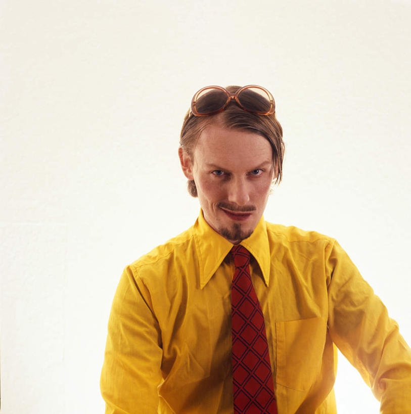 西方人,一个人,竖图,室内,白天,白色背景,正面,衬衫,欧洲,欧洲人,仅一个男性,仅一个人,戴,服装,墨镜,眼镜,领带,注视,仅一个年轻男性,衣服,黄色,太阳镜,太阳眼镜,观察,看,鬼脸,遮阳镜,摄影,服饰,影棚,观看,察看,象征,衣着,庄重,穿着,关注,身份,正式,地位,衣饰,男人,男性,年轻男性,白种人,半身,彩图,影棚拍摄,衬衣,拍摄