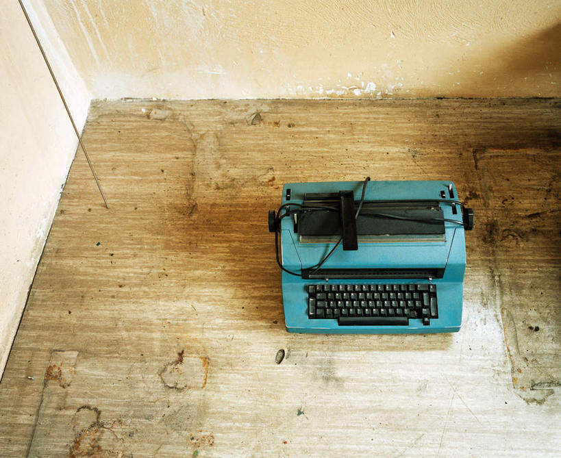 无人,横图,俯视,室内,特写,白天,地板,静物,金属制品,阴影,反射,金属,影子,墙,办公用品,地面,木地板,墙壁,墙面,一个,绿色,学习用品,单个,文具用品,打字机,彩图,高角度拍摄