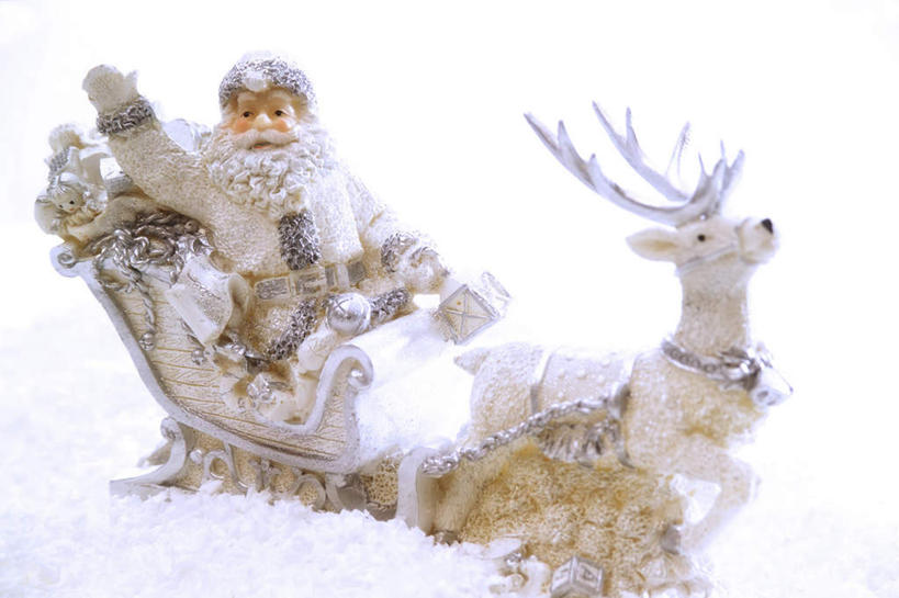 无人,横图,俯视,室内,特写,白天,白色背景,幸福,哺乳动物,鹿,野生动物,静物,玩具,雕塑,圣诞节,圣诞老人,节日,庆祝,艺术,装饰,雕刻,雕像,银色,文化,车,动物,装饰物,工艺品,交通工具,庆典,可爱,摄影,活泼,影棚,纪念,华丽,修饰,雪橇,美术,吉祥,点缀,载具,主题,雪橇车,陈列,功能,美学,衬托,美观,雅致,雅观,进取,角鹿,礼物车,驯鹿,彩图,高角度拍摄,影棚拍摄,拍摄