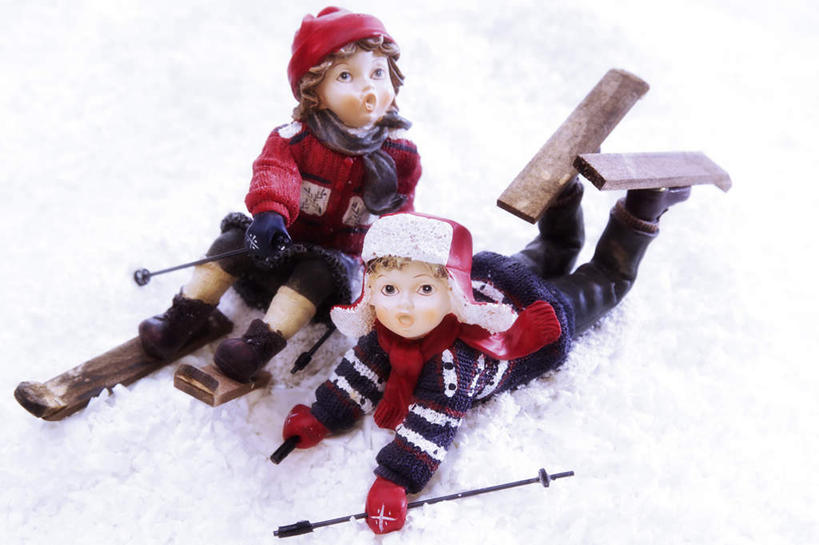 儿童,无人,两个人,伙伴,朋友,横图,俯视,室内,特写,白天,白色背景,友谊,纯洁,静物,玩具,雕塑,圣诞节,节日,庆祝,艺术,装饰,滑雪,雕刻,雕像,文化,小孩,装饰物,工艺品,庆典,可爱,童年,童趣,摄影,影棚,纪念,滑雪板,美术,摔倒,主题,陈列,童真,烂漫,无邪,功能,美学,天真,友情,男孩,男人,男性,女孩,女人,女性,彩图,高角度拍摄,全身,影棚拍摄,拍摄,男生,女生