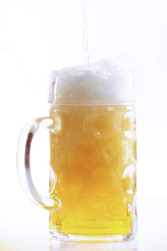 啤酒,无人,竖图,室内,特写,白天,白色背景,正面,杯子,泡沫,酒类,一杯,玻璃制品,酒,饮料,酒杯,啤酒杯,摄影,影棚,玻璃杯,彩图,影棚拍摄,拍摄