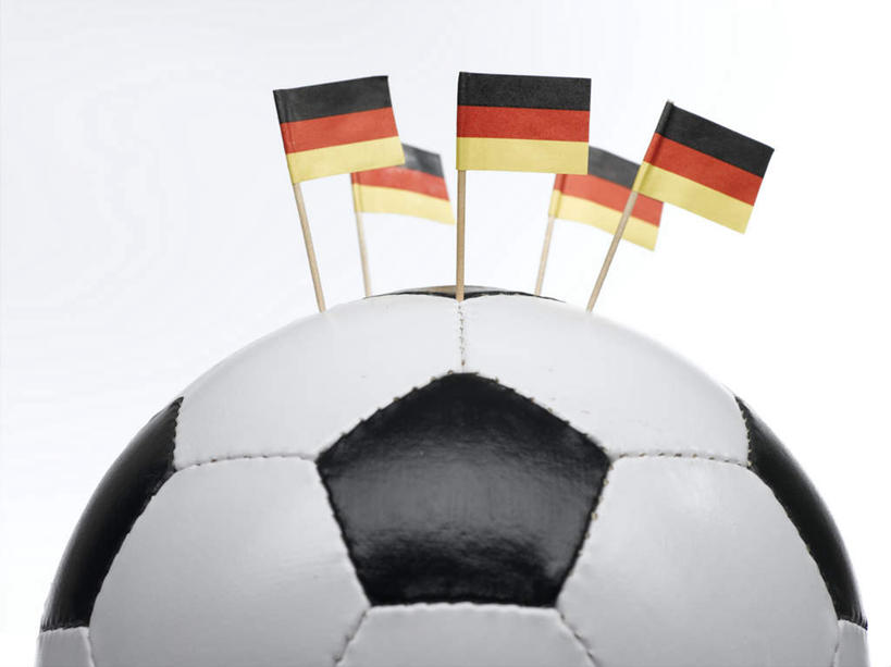 无人,横图,室内,特写,白天,白色背景,正面,足球,静物,旗帜,国旗,德国,许多,足球装备,插,运动器械,一个,健身器械,摄影,影棚,单个,健身器材,蹴鞠,足球运动,旗,彩图,影棚拍摄,拍摄,运动器材