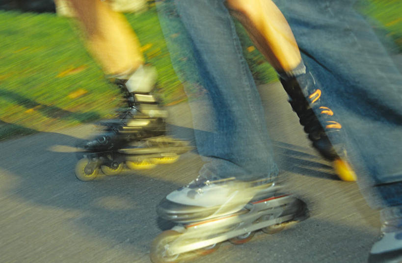 西方人,两个人,横图,俯视,室外,白天,锻炼,旅游,度假,运动,滚轴溜冰,草地,草坪,植物,欧洲,欧洲人,服装,朦胧,模糊,旱冰鞋,溜冰鞋,娱乐,草,衣服,绿色,享受,休闲,轮滑鞋,放松,服饰,衣着,穿着,室外运动,户外运动,滑冰鞋,动态,单排轮滑,衣饰,体育,溜冰,轮滑,男人,男性,年轻男性,白种人,半身,彩图,高角度拍摄,健身