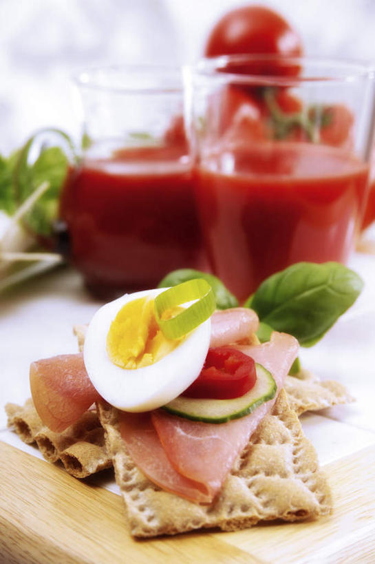 点心,面包,果汁,无人,竖图,室内,特写,白天,正面,餐桌,桌子,蔬菜,西红柿,小番茄,杯子,阴影,朦胧,模糊,新鲜,反射,影子,蛋,鸡蛋,肉,食品,面点,饮品,火腿,猪肉,肉类,玻璃制品,食物,糕点,饮料,红色,水杯,番茄汁,有机食品,绿色食品,餐台,减肥,可口,瘦身,肉食,豚肉,卵,适口,小西红柿,樱桃小番茄,珍珠小番茄,玻璃杯,樱桃番茄,圣女果,番茄,彩图