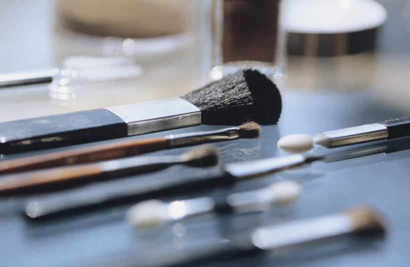 无人,横图,室内,特写,白天,白色背景,正面,化妆,美容,静物,护肤,阴影,朦胧,模糊,反射,影子,化妆刷,刷子,保养,享受,休闲,放松,保健,摄影,影棚,腮红刷,眼影刷,美容工具,养颜,彩妆刷,化妆工具,蜜粉刷,彩图,影棚拍摄,拍摄