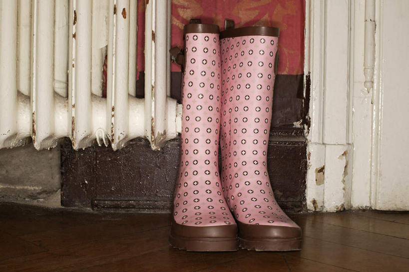 无人,横图,室内,白天,正面,地板,鞋子,一排,墙,地面,靴子,木地板,墙壁,墙面,排列,队列,彩图,散热器