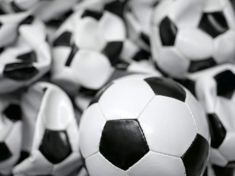 无人,横图,室外,特写,白天,正面,足球,静物,一堆,许多,阴影,堆叠,堆积,朦胧,模糊,反射,影子,足球装备,运动器械,健身器械,堆,健身器材,蹴鞠,足球运动,彩图,运动器材