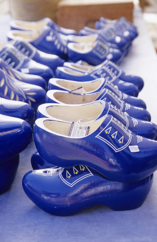 无人,竖图,俯视,室内,特写,白天,鞋子,欧洲,荷兰,一排,许多,阴影,朦胧,模糊,整齐,光线,影子,首都,货摊,排列,蓝色,阳光,西欧,队列,阿姆斯特丹,荷兰王国,尼德兰王国,彩图,高角度拍摄