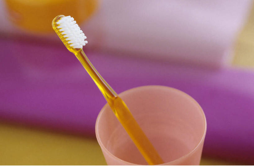 无人,横图,俯视,室内,特写,白天,桌子,静物,杯子,一条,阴影,朦胧,模糊,反射,纺织物,牙刷,影子,塑料,一个,紫色,塑料制品,毛巾,日用品,清洁,单个,洗漱用品,塑料杯,保暖,卫生,透气,防水,储水,耐磨,吸水,彩图,高角度拍摄