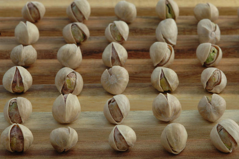 点心,无人,横图,俯视,室内,特写,白天,一排,许多,阴影,朦胧,模糊,整齐,反射,影子,食品,坚果,食物,排列,干果,零食,无名子,开心果,队列,胡棒子,绿仁果,彩图,高角度拍摄